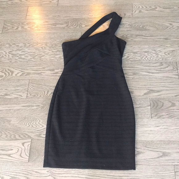 Guess Dresses & Skirts - Guess beautiful black dress 🌼🎆🍀